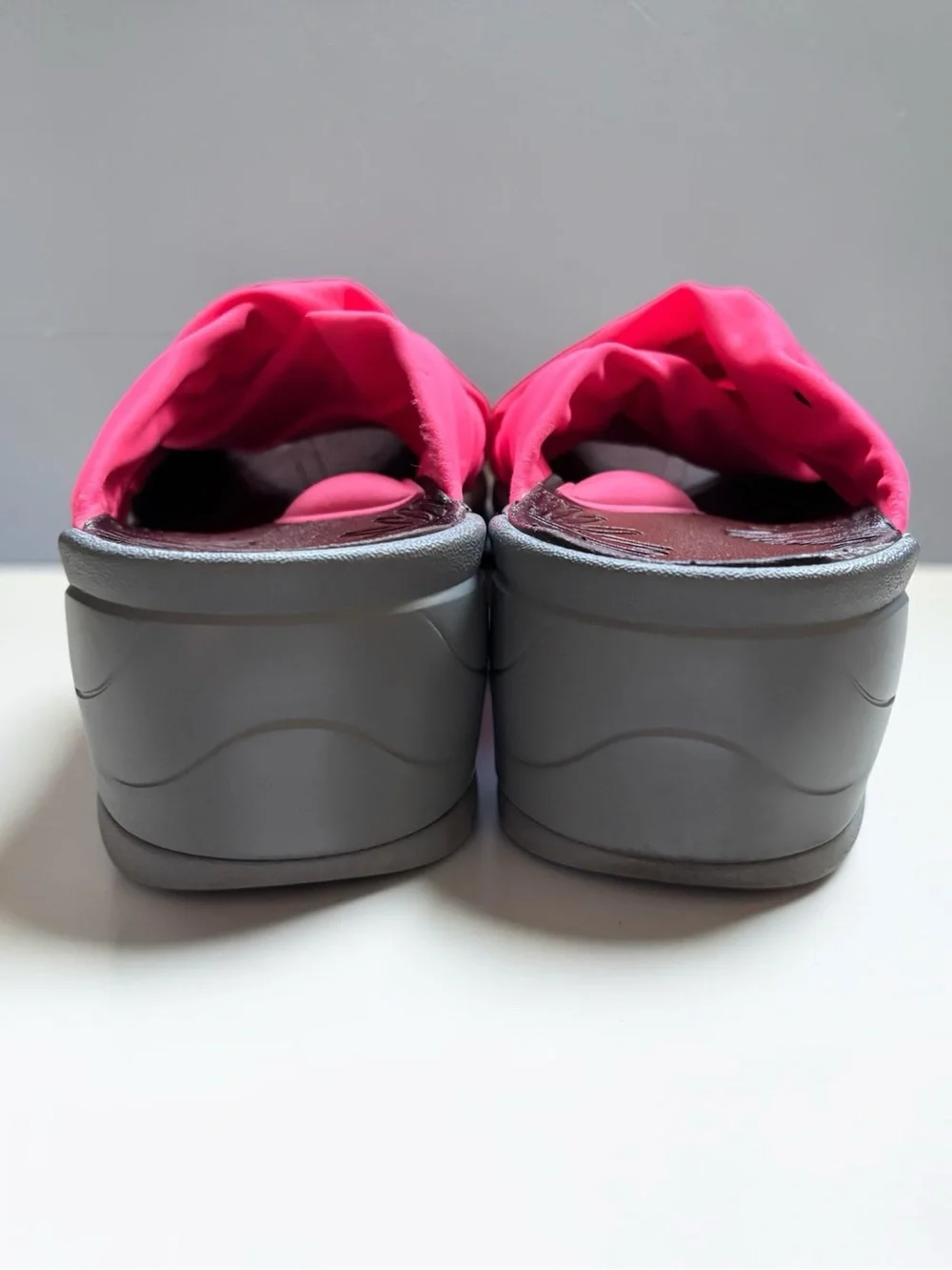Bzees Knockout Women’s Size 9 Hot Pink Crisscross Wedge Comfort Sandals